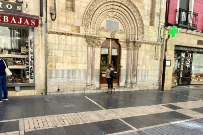 Una mujer reza en la capilla del Cristo de la Victoria, en la calle Ancha.