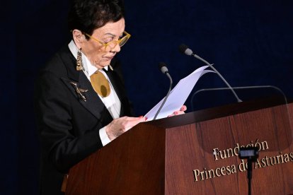 La fotógrafa mexicana Graciela Iturbide, en un momento de su emotivo discurso tras recibir el Premio Princesa de Asturias de las Artes 2025, donde reivindicó la fotografía como ritual, interpretación y forma de libertad.