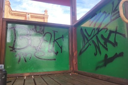 Pintadas que han aparecido en el parque del barrio de San Andrés de Astorga.