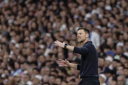 MADRID, 26/10/2025.- El entrenador del Real Madrid Xabi Alonso, durante el partido de la décima jornada de LaLiga EA Sports, que Real Madrid y FC Barcelona disputan este domingo en el estadio Santiago Bernabéu. EFE/ Sergio Pérez