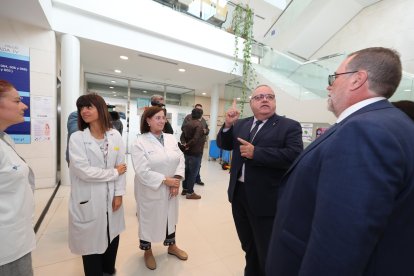 Alejandro Vázquez con los médicos bercianos.
