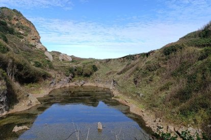 La balsa donde están los coches arrojados por Antonio Da Silva en los años 80.