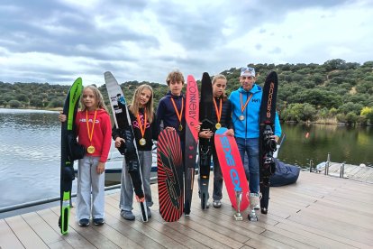 La familia leonesa que arrasa en el esquí náutico europeo: Los Suárez Riesco.