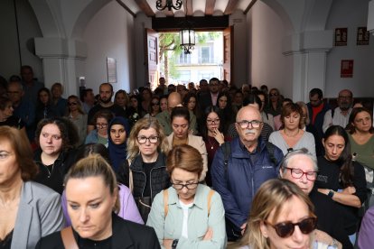 Asistentes al minuto de silencio en el Ayuntamiento de Catarroja.