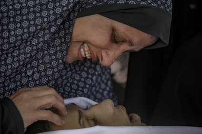 Una madre llora ante el cuerpo de su hijo muerto.