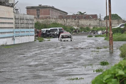 Fotografía de una calle inundada debido al paso del huracán Melissa este martes, en Kingston (Jamaica). El potente huracán Melissa tocó tierra en Jamaica con vientos máximos sostenidos cercanos a los 295 kilómetros por hora (185 millas), lluvias torrenciales y marejadas que amenazan con provocar inundaciones y daños catastróficos. EFE/Rudolph Brown