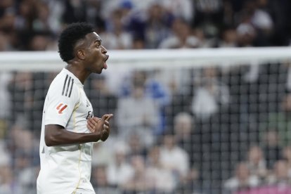 El delantero del Real Madrid Vinicius Jr, reacciona al ser sustituido durante el partido de la décima jornada de LaLiga EA Sports, que Real Madrid y FC Barcelona disputan este domingo en el estadio Santiago Bernabéu. EFE/ Sergio Perez