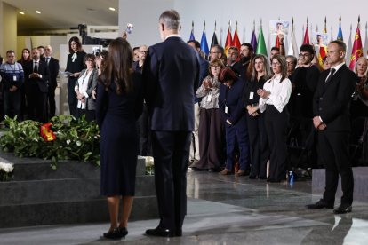 Los reyes Felipe VI y Letizia realizan una ofrenda floral durante el funeral de Estado por las 237 víctimas de la dana.