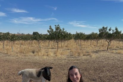 La ingeniera Pilar Pascual, conocida en redes como @agripilarie, en su explotación ganadera.