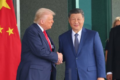 Estados Unidos y China anunciaron varios acuerdos este jueves tras el encuentro entre los presidentes Donald Trump y Xi Jinping en Corea del Sur, que suponen una cierta desescalada en la guerra comercial entre las potencias, con rebajas arancelarias, levantamiento de restricciones a exportaciones y el acercamiento en asuntos como Ucrania.