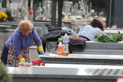 Imagen de archivo de los días previos a la celebración de Todos los Santos en el cementerio de Puente Castro.