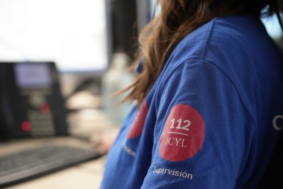 Archivo - Un trabajador del 112 de Castilla y León.