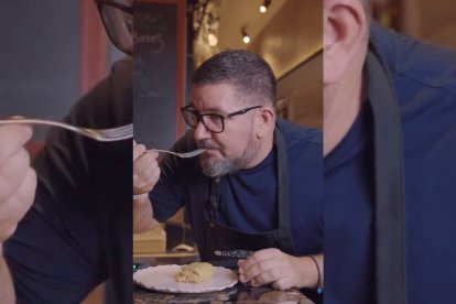 Hombre probando una tortilla de patatas cremosa en un restaurante con ambiente cálido
