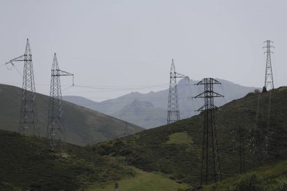 Un paisaje de torres eléctricas en Pajares.
