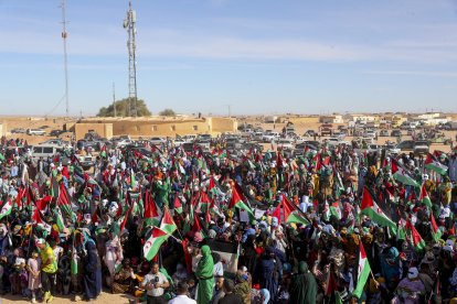 Miles de saharauis acudieron este jueves a la cuarta convocatoria de protestas esta semana contra la iniciativa estadounidense para el Consejo de Seguridad de la ONU que propondría una autonomía en Marruecos para el Sáhara Occidental, ante lo que los manifestantes aseguraron que "prefieren seguir siendo refugiados a marroquíes".