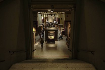 Visitantes recorren hoy viernes las salas del Museo de Antigüedades Egipcias de El Cairo, que alberga aún colecciones dedicadas a la civilización faraónica, con estatuas, sarcófagos y objetos funerarios de distintas dinastías