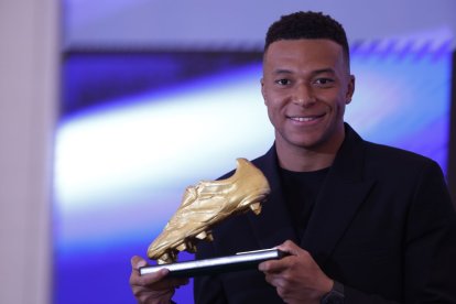 Mbappé recibió ayer el trofeo de la 'Bota de Oro'.