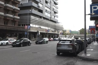 Vista de la calle de Antonio López, en el distrito de Carabanchel, donde, a la altura del número 65, tres vehículos embistieron un coche y secuestraron a su conductor, tras un tiroteo, en un suceso que ocurrió ayer viernes a las 20:45 horas y que fue presenciado por numerosos testigos que alertaron a la Policía Nacional.