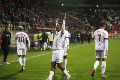 Lucas Ribeiro celebra con la afición culturalista el gol de la primera victoria en el estadio Reino de León.