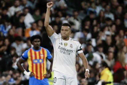 Mbappé anotó un doblete en la goleada del Real Madrid al Valencia en el Bernabéu.