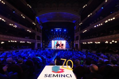 Las presentadoras Elena Sánchez y Llum Barrera durante la gala de clausura de la 70ª edición de la SEMINCI, en el Teatro Calderón, a 1 de noviembre de 2025, en Valladolid, Castilla y León (España).