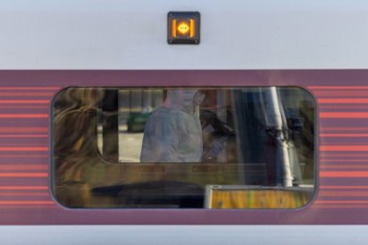 Un forense inspecciona el lugar de los ataques, dentro del tren.