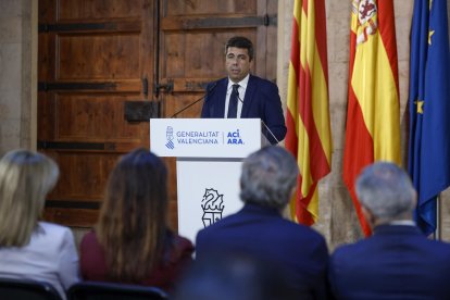 GRAFCVA146. VALENCIA, 03/11/2025.- El president de la Generalitat, Carlos Mazón, durante su comparecencia en la que ha anunciado que dimitirá al frente del Gobierno valenciano, pero seguirá como diputado en Les Corts Valencianes y no convocará elecciones autonómicas anticipadas. EFE/Biel Alino.