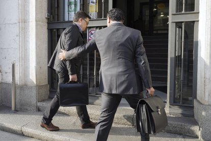 El exviceconsejero de Economía de la Junta de Castilla y León, Rafael Delgado (i), a su llegada a la sesión del juicio que se sigue en la Audiencia de Valladolid de la conocida como trama eólica, un caso de supuesta corrupción en el que están acusadas trece personas entre exaltos cargos del Ejecutivo autonómico y empresarios.