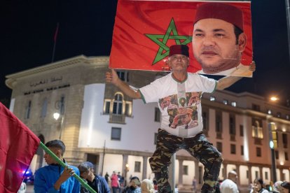 Un hombre celebra la resolución de la ONU, que respalda a Marruecos.