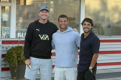 Galán (derecha) junto a Ross Schraeder y Jack Imperato.