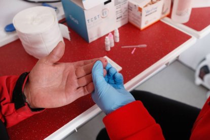 Foto de archivo de una campaña de Crus Roja de León para detectar el VIH, con un simple pinchazo en el dedo.