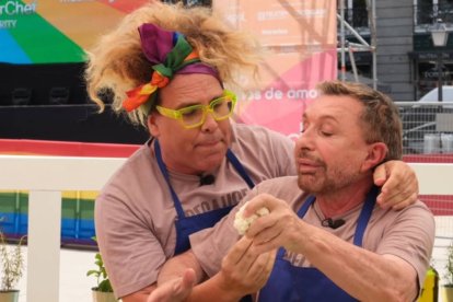 Torito y Parada, en una prueba anterior de MasterChef Celebrity 10, cuando aún compartían cocina sin tensiones visibles. La relación entre ambos cambiaría radicalmente días después.