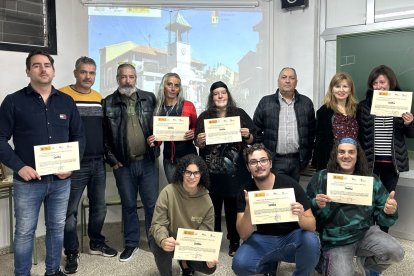 Participantes en el prograna de formación y empleo de La Robla con sus diplomas.
