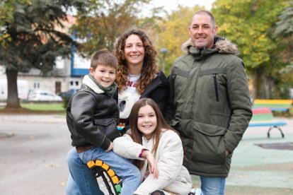 Leo y Alba posan junto a sus padres, Natalia, y Ángel.