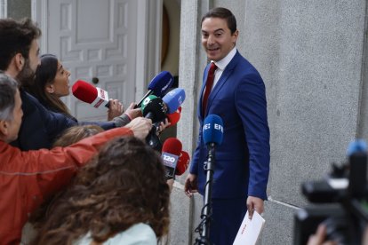 Juan Lobato atiende a los medios a su llegada al TS.
