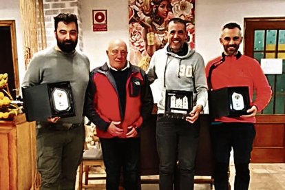 Raúl Marcos, Óscar Fernández y Carlos Bravo (podio final) con Miguel Fierro.