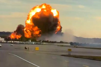 Captura de video tomada de un rastreo en redes sociales que muestra el momento de la explosión de un avión de la empresa de carga UPS, el pasado 4 de noviembre, en el aeropuerto internacional Muhammad Ali, en Louisville (Kentucky, EE.UU). EFE/Rastreo de Redes.