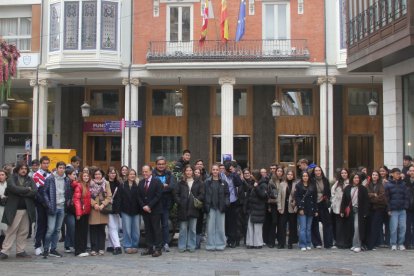 Los alumnos de Derecho de León, con Mario Amilivia.