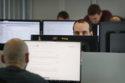 Un grupo de informáticos, durante su jornada laboral.