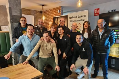 Autoridades y organizadores durante la presentación.