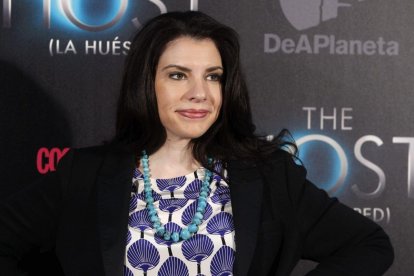 La escritora Stephanie Meyer, autora de la saga 'Crepúsculo'; debajo una ilustración de Edward y Bella.