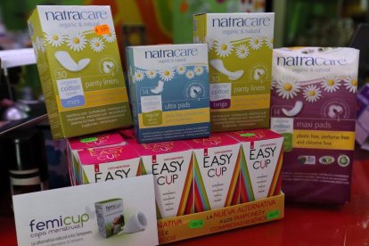 Copas menstruales ecológicas en un establecimiento en León.