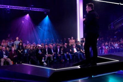 Elon Musk hablando durante un evento.