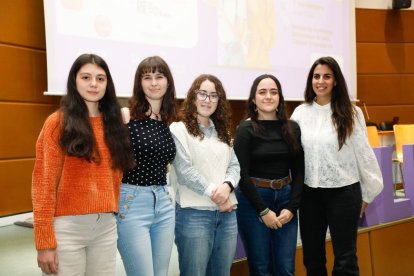 María Castro, Alicia Gómez, Elisa Amor, Soledad Abajo y Virginia Salvador, alumnas y mentoras que contaron su experiencia.