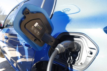 Un vehículo eléctrico utilizando un punto de recarga.