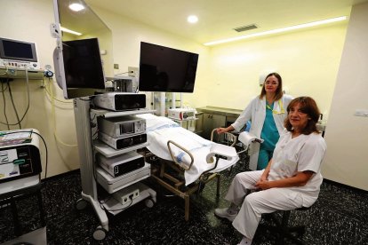 La jefa de Ginecología, Olga González, con otra de las profesionales del servicio.