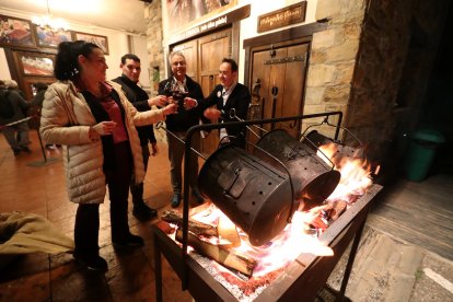 Brindis durante la Fiesta del Vino Nuevo de Prada a Tope.