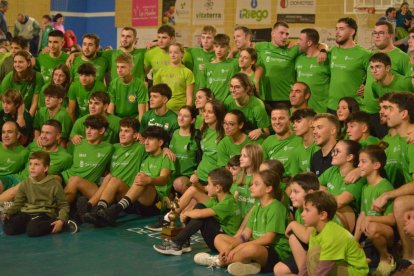 El equipo de La Montaña celebra su victoria.