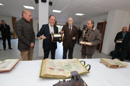 Ovalle con al alcalde de Toreno y la directiva del CIT.