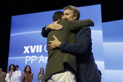 El presidente de la Junta y del Partido Popular en Andalucía, Juanma Moreno, junto al líder del partido, Alberto Núñez Feijó.